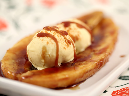 caramelized bananas, vanilla ice cream dessert, autumn desserts, easy fruit desserts, rum caramel sauce, warm dessert recipes, banana recipes, fall recipes, quick desserts, cozy dessert ideas, pumpkin seed oil, cinnamon garnish