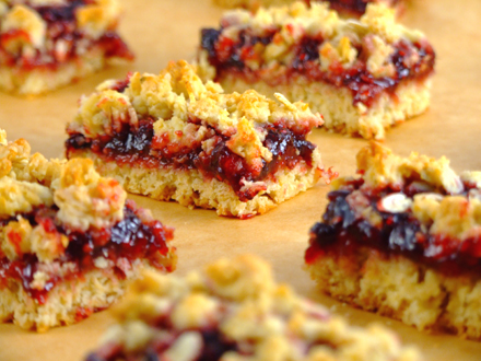 Oat & Berry Jam Crumble Bars – Perfect for Breakfast, Coffee Breaks & School Lunches