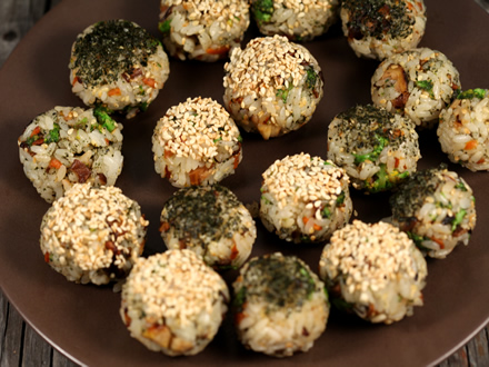 Korean-Style Vegetarian Rice Balls — A Light & Easy Post-Friendly Snack