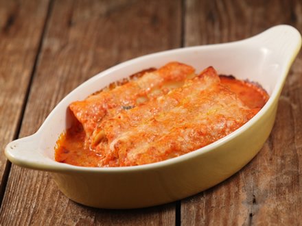 CHICKEN CANNELLONI WITH TOMATO AND BECHAMEL SAUCE