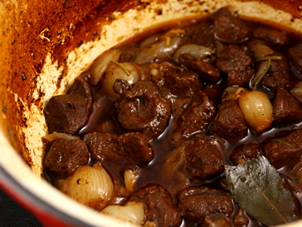 SLOW-COOKED VENISON STEW WITH RED WINE MARINADE, AROMATIC HERBS, AND SPICES