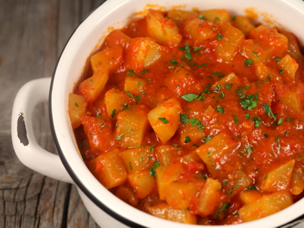 BOMBAY-STYLE SPICY POTATOES — FLAVORFUL INDIAN STREET FOOD FAVORITE