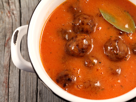 CLASSIC ROMANIAN MEATBALLS IN RICH TOMATO SAUCE — A COMFORTING HOMEMADE FAVORITE