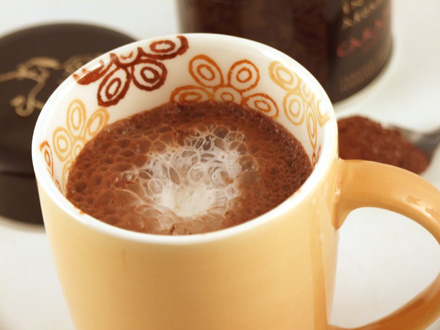 JAMIE OLIVER–INSPIRED CREAMY HOT CHOCOLATE WITH MARSHMALLOWS — WARM UP YOUR CAROLERS WITH THIS QUICK, DELICIOUS TREAT