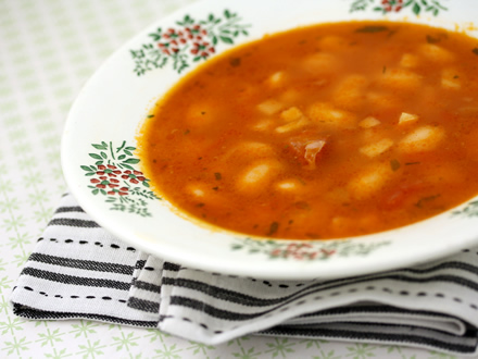 TRADITIONAL SMOKED PORK KNUCKLE AND BEAN SOUP — HEARTY, AROMATIC, AND RICHLY FLAVORED