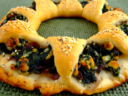 SPINACH FILLED WREATH BREAD