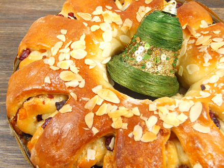 DRIED FRUIT RING BREAD WITH ALMOND SYRUP