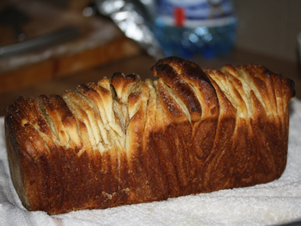 CINNAMON-LACED LAYERED SWEET BREAD – READY SLICED STRAIGHT FROM THE OVEN
