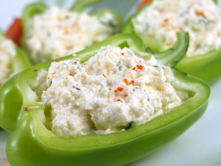 CREAMY COTTAGE CHEESE DIP WITH ONION AND DILL