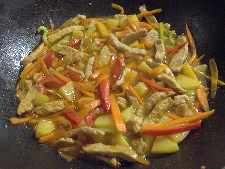 QUICK AND FLAVORFUL PORK AND VEGETABLE STIR-FRY WITH CURRY SAUCE