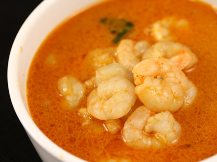 QUICK AND SPICY THAI RED CURRY WITH SHRIMP – DELICATE AROMAS IN 10 MINUTES