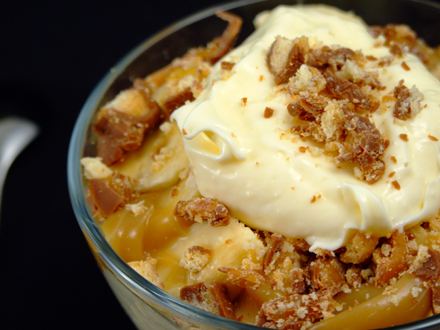 QUICK VANILLA CREAM AND BANANA PARFAIT WITH TWIX & CARAMEL SAUCE