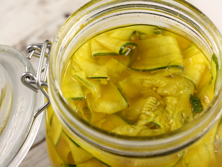 COLORFUL AND CRUNCHY PICKLED ZUCCHINI – SWEET, TANGY & SLIGHTLY SPICY