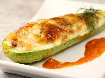 STUFFED ZUCCHINI WITH MEAT, CHEESE SAUCE, AND TOMATO DRIZZLE – A HEARTY AND DELICIOUS DISH
