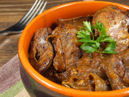 TENDER CHICKEN LIVERS WITH ROSEMARY & THYME IN A FLAVORFUL SAUCE