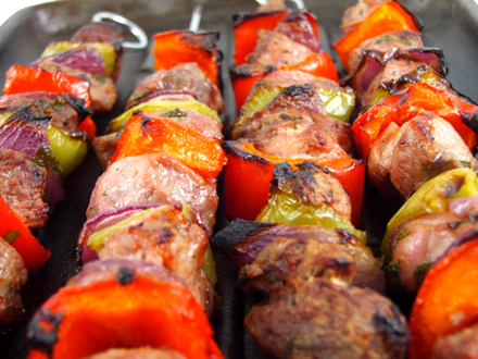 COLORFUL GRILLED LAMB SKEWERS WITH TZATZIKI — A FLAVORFUL MEDITERRANEAN CLASSIC