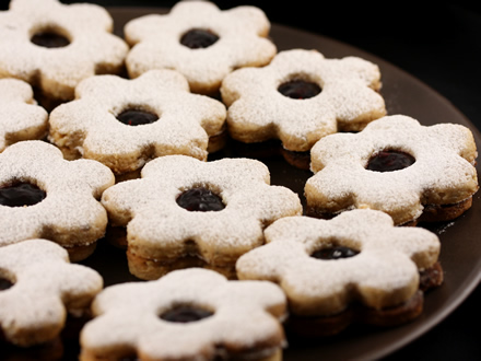 DOUBLE NUTTY COOKIES FILLED WITH BERRY JAM