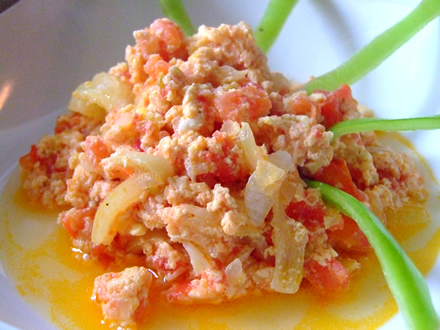 SHAKSHUKA-INSPIRED BREAKFAST WITH SCRAMBLED EGGS