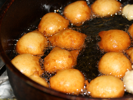 TRADITIONAL ROMANIAN CHEESE FRITTERS