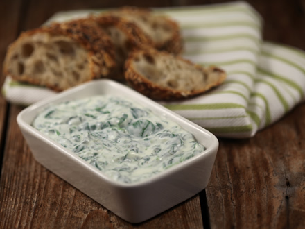 CREAMY SPINACH YOGURT DIP – A FRESH TWIST ON TZATZIKI