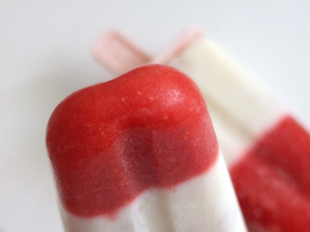 HOMEMADE STRAWBERRY YOGURT POPSICLES – EASY AND DELICIOUS