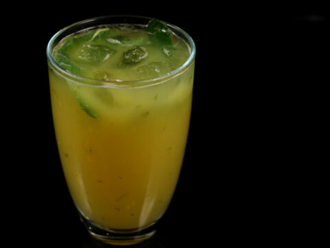 REFRESHING MANGO LIME SPARKLING DRINK WITH MINT