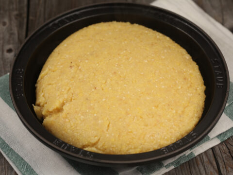 RUSTIC WHOLE-GRAIN MĂMĂLIGĂ WITH CORN GRITS – A HEARTY TRADITIONAL SIDE