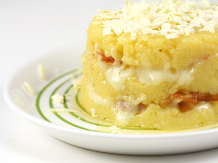 BAKED LAYERED MĂMĂLIGUȚĂ WITH CHEESE AND SMOKY BACON – COMFORT FOOD PERFECTION