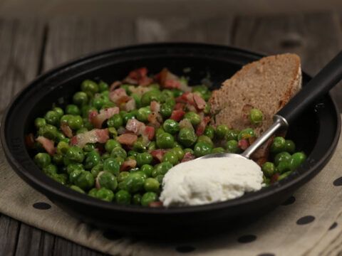 FRENCH-STYLE PEAS WITH BACON AND THYME – A DELICATE AND SAVORY SPRING DISH