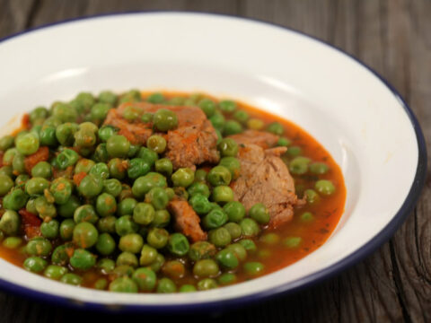PORK TENDERLOIN WITH PEAS IN A RICH PAPRIKA SAUCE – A COMFORTING HOMEMADE DISH