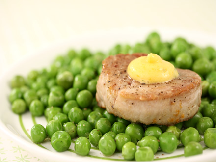 PORK MEDALLIONS WITH TARRAGON BEARNAISE SAUCE – A CLASSIC FRENCH-STYLE DISH