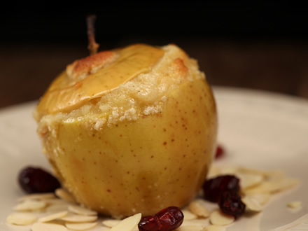 BAKED STUFFED APPLES WITH ALMOND CREAM – A COZY, AROMATIC DESSERT