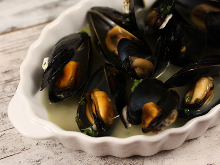 MY FAVORITE WAY TO COOK MUSSELS – SIMPLE, ELEGANT & DELICIOUS