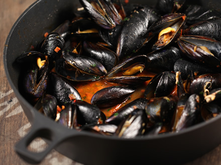 QUICK AND FLAVORFUL SPANISH-STYLE MUSSELS WITH CHORIZO AND TOMATO SAUCE