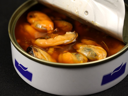 SPANISH-STYLE MARINATED MUSSELS TAPAS WITH GARLIC AND HERBS