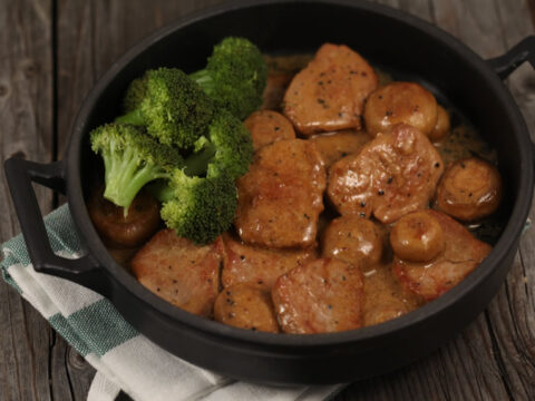 QUICK PORK MEDALLIONS WITH CHAMPIGNON IN CREAMY SOY SAUCE