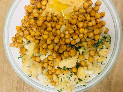 GARLIC-ANCHOVY CHICKPEA WITH ROASTED CAULIFLOWER – A BALANCED, FLAVORFUL DISH