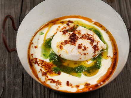 Çılbır with Turkish-Style Parsley Pesto – A Refined Breakfast Delight